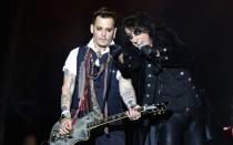 <p>2015 gründete Johnny Depp mit Alice Cooper und Aerosmith-Gitarrist Joe Perry die Band, im Sommer 2018 gab die Band sogar ein Live-Konzert in Berlin. 2019 erschien mit "Rise" das zweite Album der Supergroup. (Bild: Andreas Rentz/Getty Images)</p> 