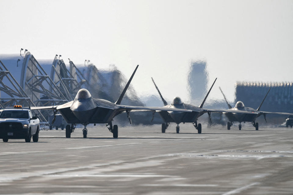 美國與南韓2月1日舉行2023年首場空中聯合軍演。圖為2022年12月20日在南韓群山空軍基地的美軍F-22戰機。路透社