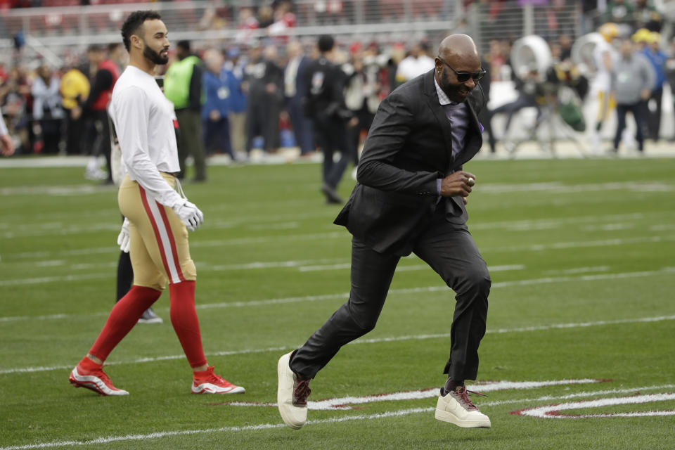 Hall of Fame receiver Jerry Rice ran routes before the NFC Championship game. (AP/Marcio Jose Sanchez)