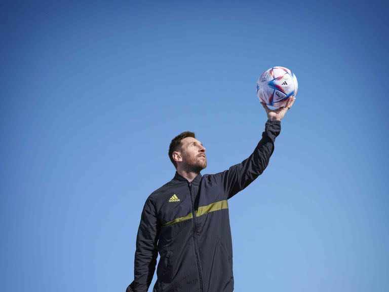 Lionel Messi sostiene la pelota oficial del Mundial Qatar 2022 creada por Adidas: Al Rihla