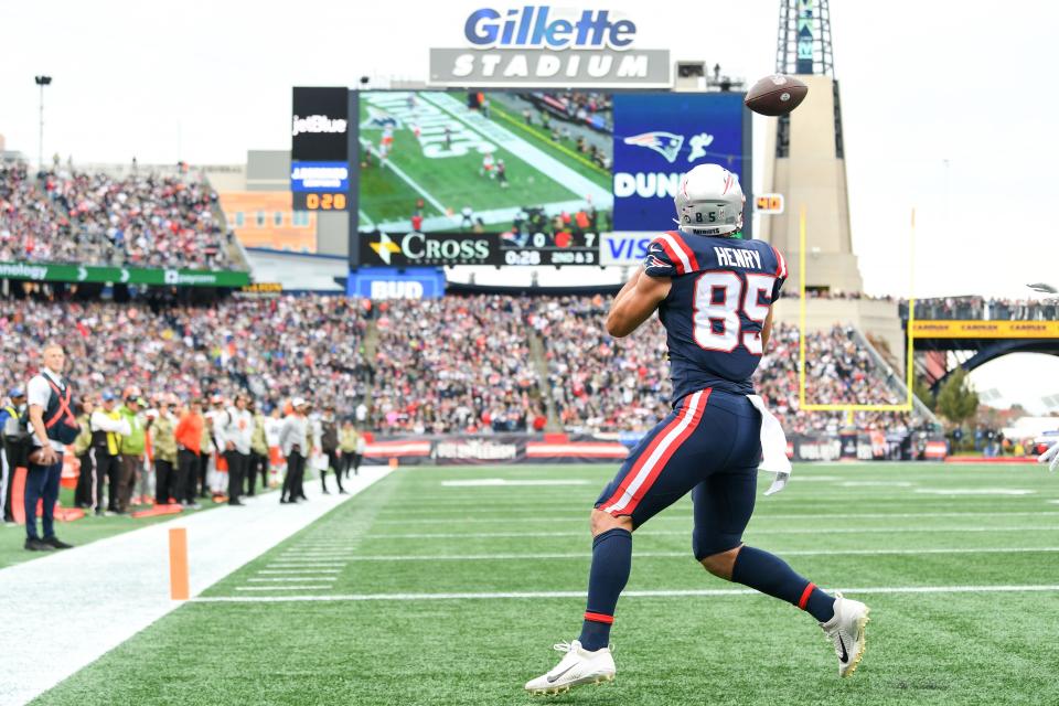 New England Patriots tight end Hunter Henry (85) makes a catch for a touchdown against the Cleveland Browns during the first half at Gillette Stadium on Nov. 14, 2021.