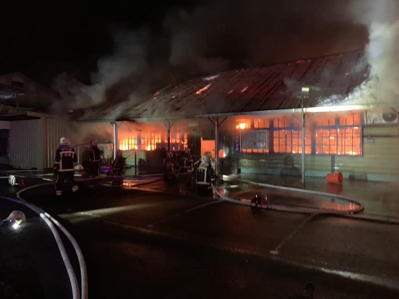 位在新竹縣竹東鎮的中油資源莊冰店，12日晚間發生火警，建物內部全面燃燒，幸無人受困受傷，警消趕抵現場灌救，起火原因待調查釐清。（中央社／民眾提供）