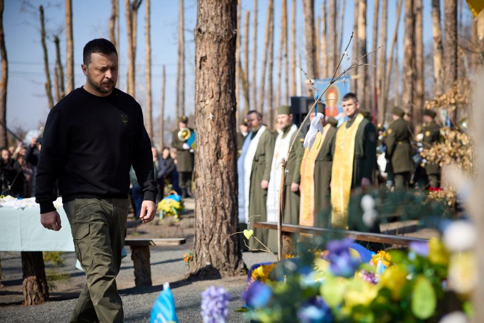 烏克蘭總統澤倫斯基3月21日出席基輔州的一場儀式，追悼在莫什丘鎮（Moshchun）戰役中陣亡的軍人。路透社