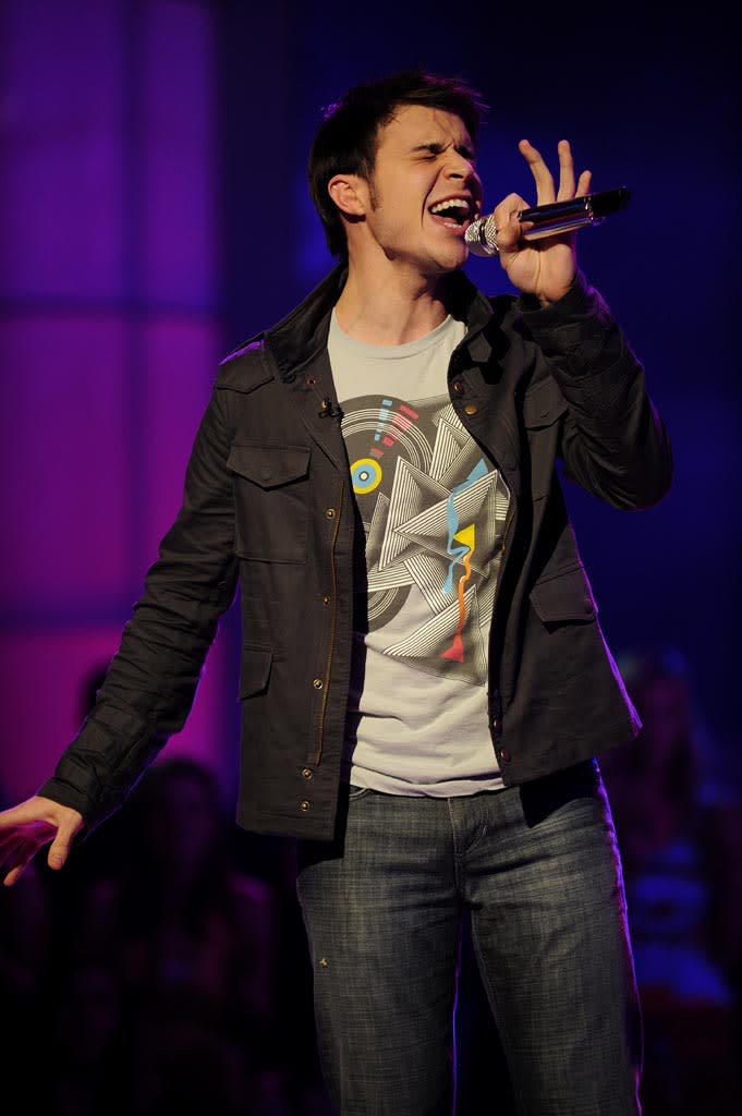 Kris Allen performs "Man in the Mirror" by Michael Jackson on "American Idol."