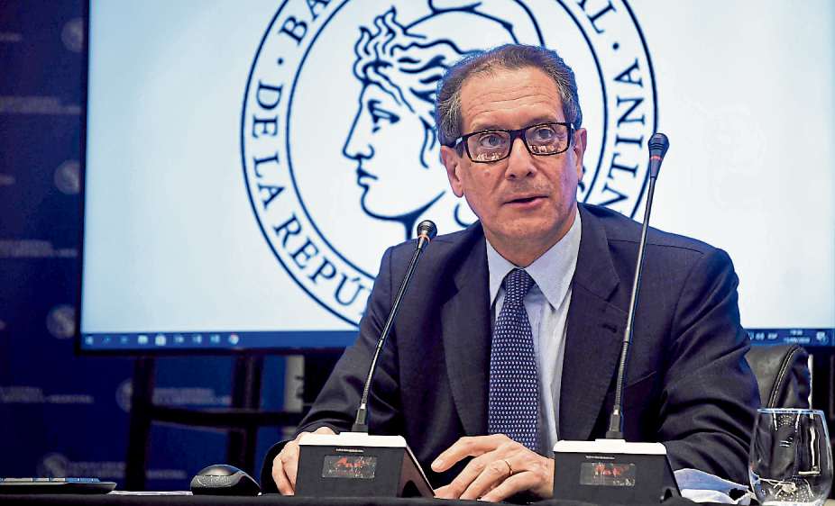 Miguel Pesce, presidente del BCRA, el día que anunció la ampliación del cepo. Hoy debiò aprobar una norma para aclarar algunas operaciones que habían quedado trabadas desde aquel día