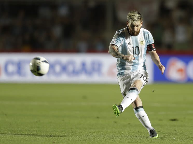 Lionel Messi y su exquisita pegada en los tiros libres (AP). 