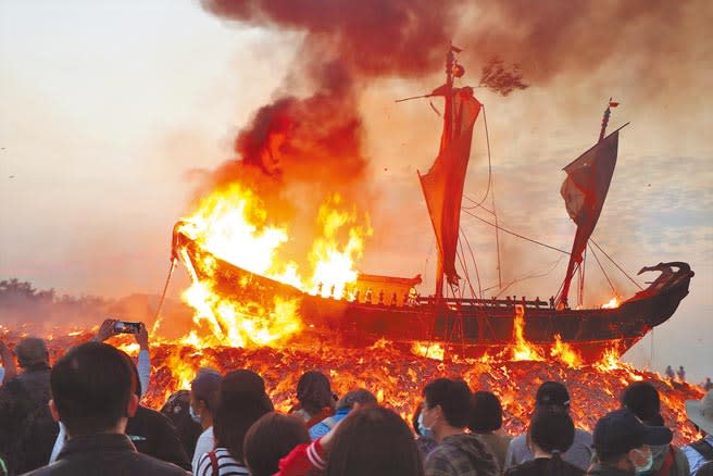 辛丑正科東港迎王平安祭典昨舉行送王儀式，凌晨時分大批民眾湧進鎮海公園一賭「燒王船」的壯觀畫面。（謝佳潾攝）