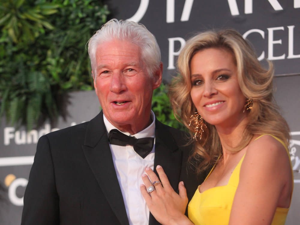 Zu Weihnachten teilen Richard Gere und Ehefrau Alejandra ein seltenes Bild ihrer vierköpfigen Familie. (Bild: imago images/ZUMA Wire/Lorenzo Carnero)