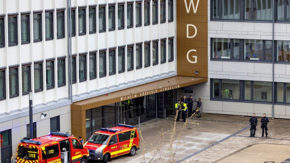 An einem Wuppertaler Gymnasium soll ein 17-Jähriger mehrere Mitschüler mit Messern attackiert und schwer verletzt haben. (Bild: Christoph Reichwein/dpa)