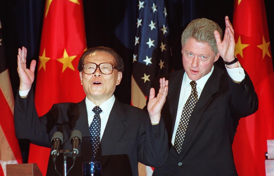 WASHINGTON, :  US President Bill Clinton (R) and Chinese President Jiang Zemin (L) wave at the end of their joint press conference 29 October at the Old Executive Office Building next to the White House in Washington, DC.      AFP PHOTO Joyce NALTCHAYAN (Photo credit should read JOYCE NALTCHAYAN/AFP via Getty Images)