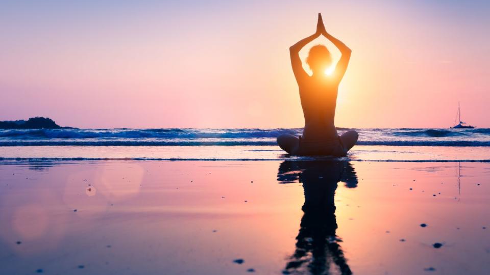 Von A wie Asana bis O wie Om, wer schon einmal Yoga gemacht hat, weiß, dass es viele Begriffe gibt, die die einzelnen Übungen erklären. Wofür diese stehen, sagen wir Ihnen in der Galerie. (Bild: iStock / NicoElNino)