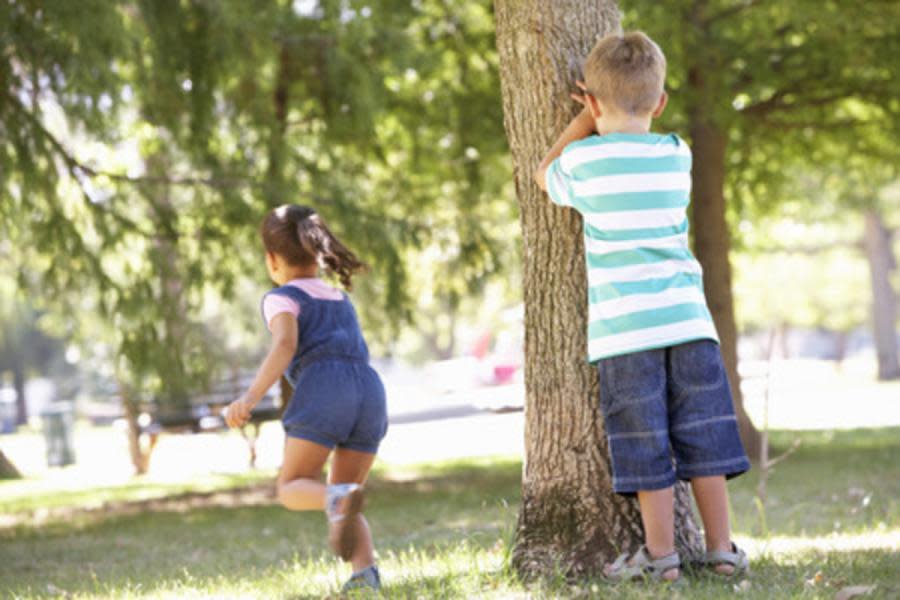 Mujer abandona a su hija mientras jugaban a las escondidas