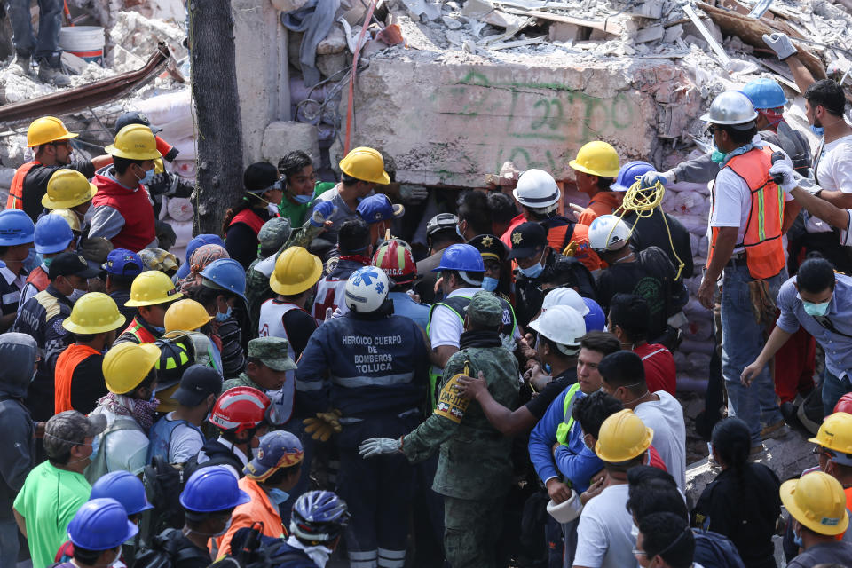 FOTOS: la fábrica destruida en México donde todos quieren ayudar