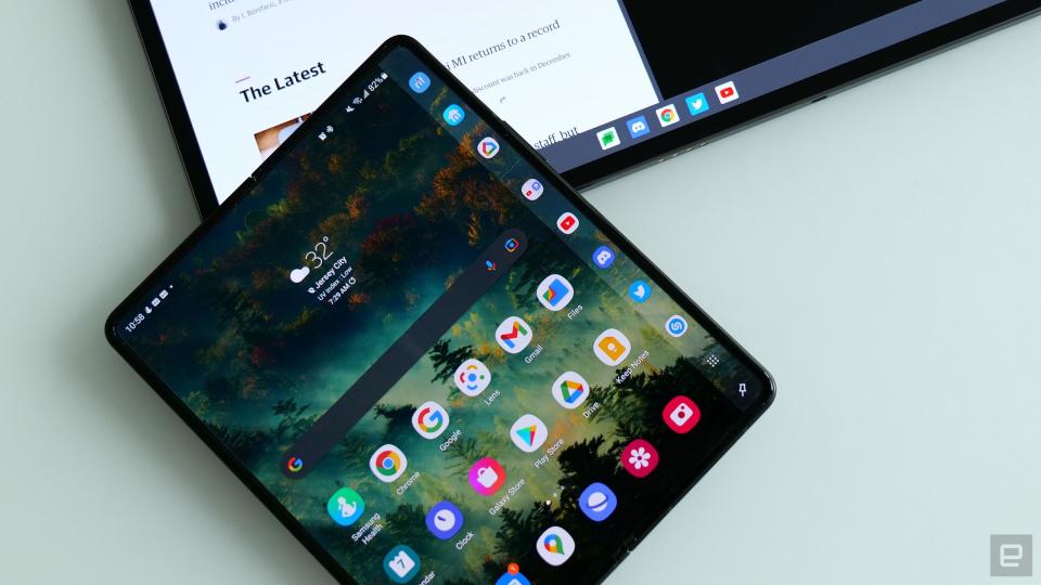 Despite already being available on retail devices, the taskbar in Samsung&#39;s One UI on the Galaxy Z Fold3 can display eight app icons plus a launcher compared to just five in Android 12L. 
