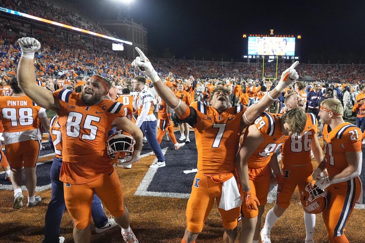 Illinois rallies in the 4th quarter to beat No. 19 Kansas 23-17