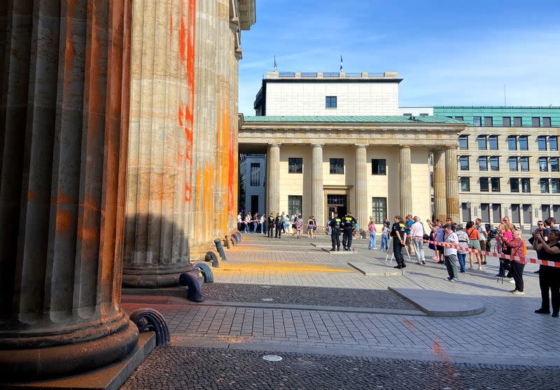 Last Generation climate protesters douse Brandenburg Gate columns in paint