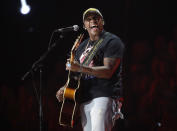 ARCHIVO – En esta fotografía de archivo del 5 de junio de 2019 el cantante country Jimmie Allen interpreta "Best Shot" en los premios CMT en Nashville, Tennessee. Artistas como Allen, Darius Rucker y Kane Brown han tenido éxitos en las listas de popularidad country recientemente. (Foto AP/Mark Humphrey, archivo)