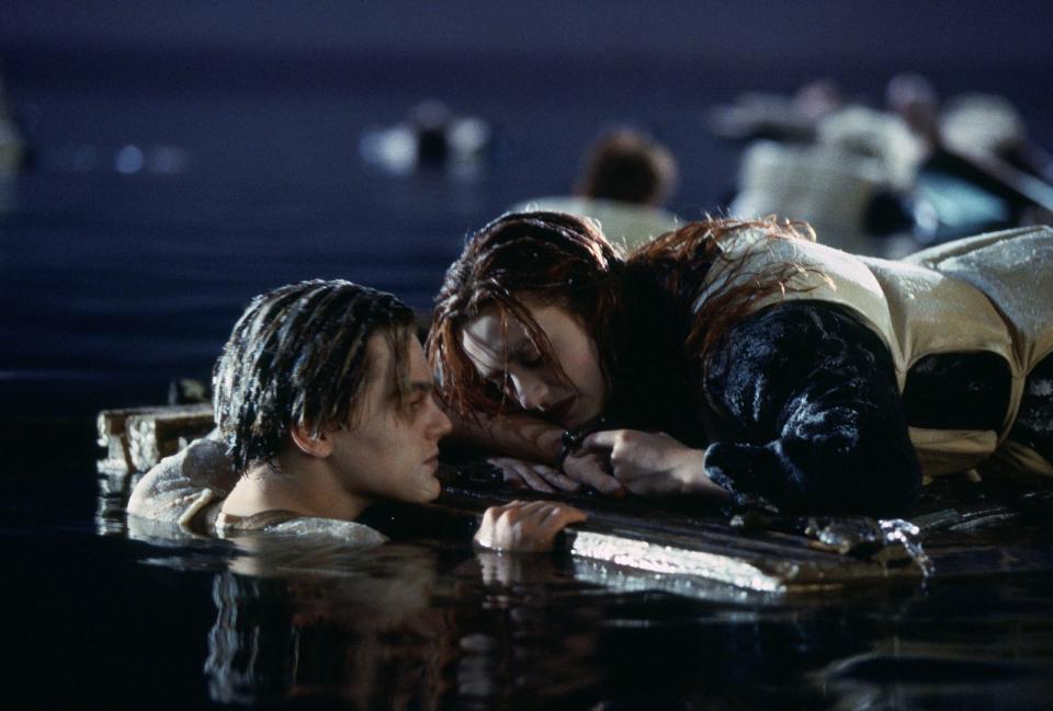 Wer kennt diese Szene nicht: Leonardo DiCaprio sinkt langsam aber sicher ins Dunkel des Meeres hinunter, während Kate Winslet durchweicht auf einer Holzplatte treibt. Wasser spielt in "Titanic" eine essentielle Rolle und am Ende landen die beiden Hauptdarsteller in eben diesem. Natürlich bleibt kein Auge trocken. (Bild: Fox)