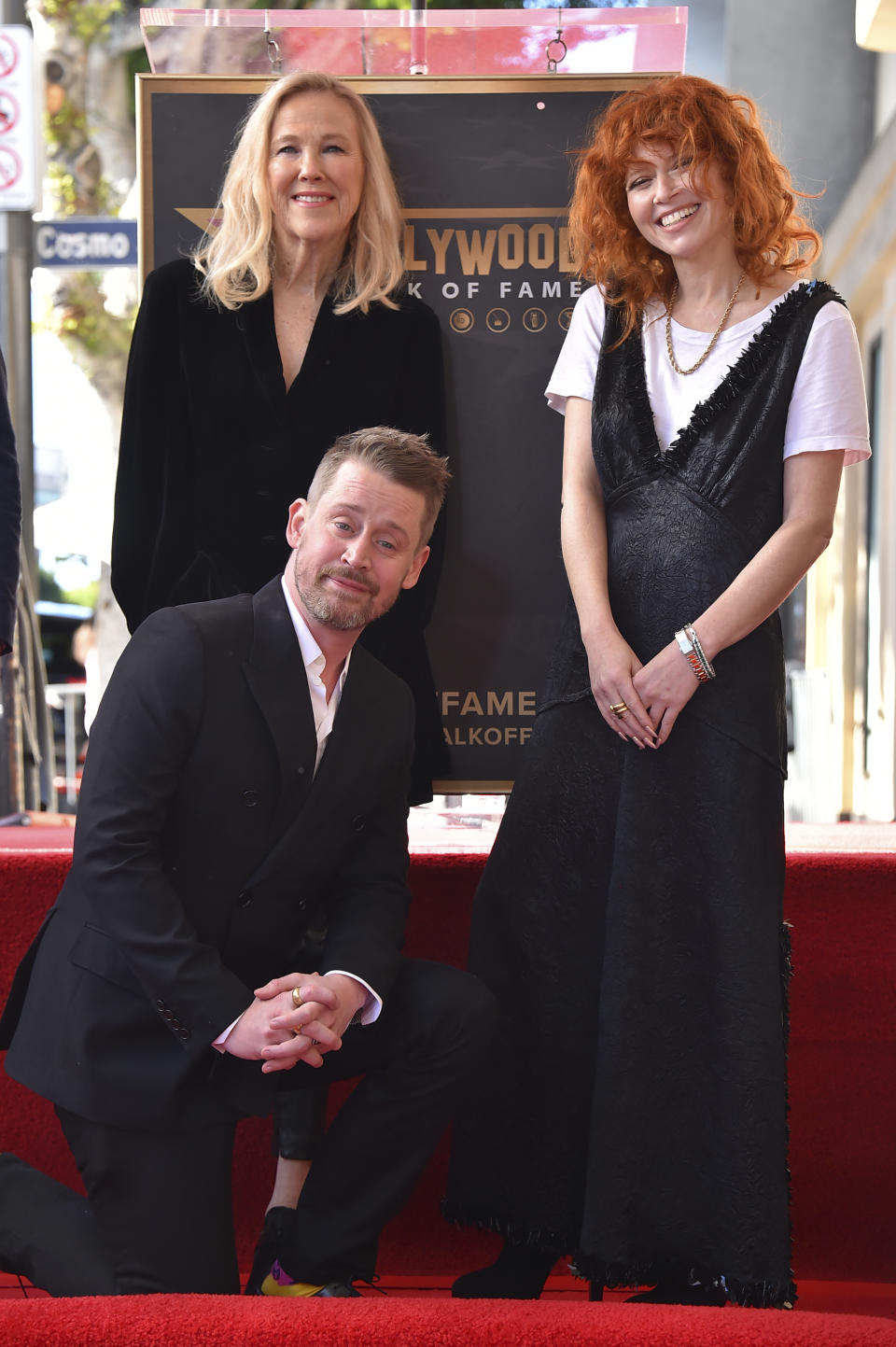 Macaulay Culkin, Catherine O'Hara y Natasha Lyonne en la ceremonia en honor a Macaulay Culkin con una estrella en el Paseo de la Fama de Hollywood el viernes 1 de diciembre de 2023 en Los Ángeles. (Photo by Jordan Strauss/Invision/AP)