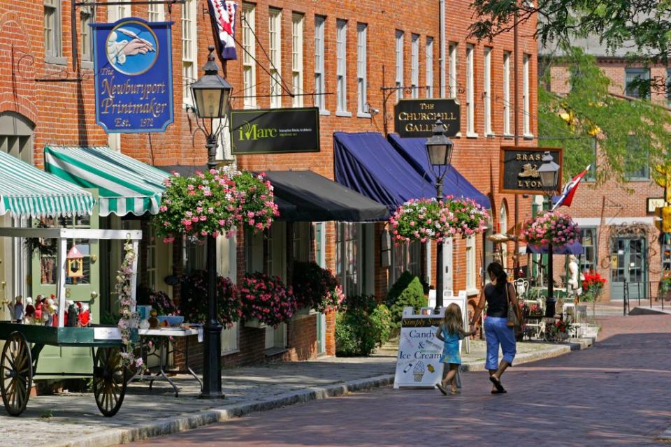 newburyport ma tourists shopping