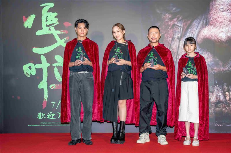 李恩佑（左起）、瑪菲司、徐灝翔、翁妮妮在電影《嘎啦》中飾演一家人。（圖／CATCHPLAY提供）