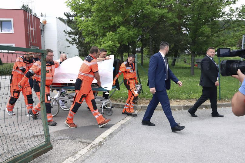 Los equipos de rescate llevan al primer ministro eslovaco, Robert Fico, a un hospital en la ciudad de Banska Bystrica, en el centro de Eslovaquia, el 15 de mayo de 2024.