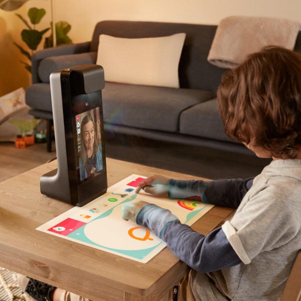 Amazon Glow est un écran d'appel vidéo et un mini-projecteur qui crée un espace de jeu virtuel sur n'importe quelle surface plane.