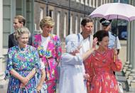 <p>During the Queen Mother's 90th birthday celebrations, Princess Margaret alone seems to understand the dangers of sun exposure.<br></p>