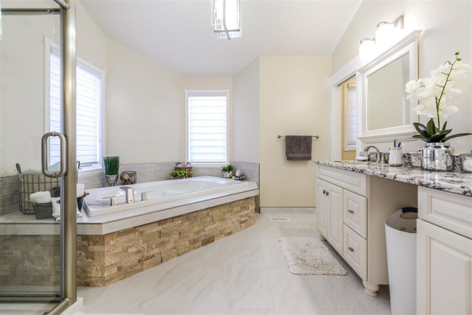 <p><span>158 Wolf Ridge Place Northwest, Edmonton, Alta.</span><br> The master ensuite has a soaker tub, rain shower and double vanity.<br> (Photo: Zoocasa) </p>