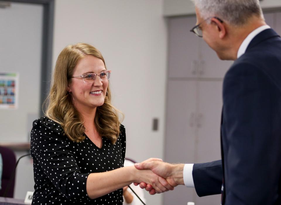 El nuevo miembro de la junta escolar Ashley Carson Cottingham prestó juramento el martes 13 de julio de 2021 en la reunión de la Junta Escolar de Salem-Keizer en Salem.