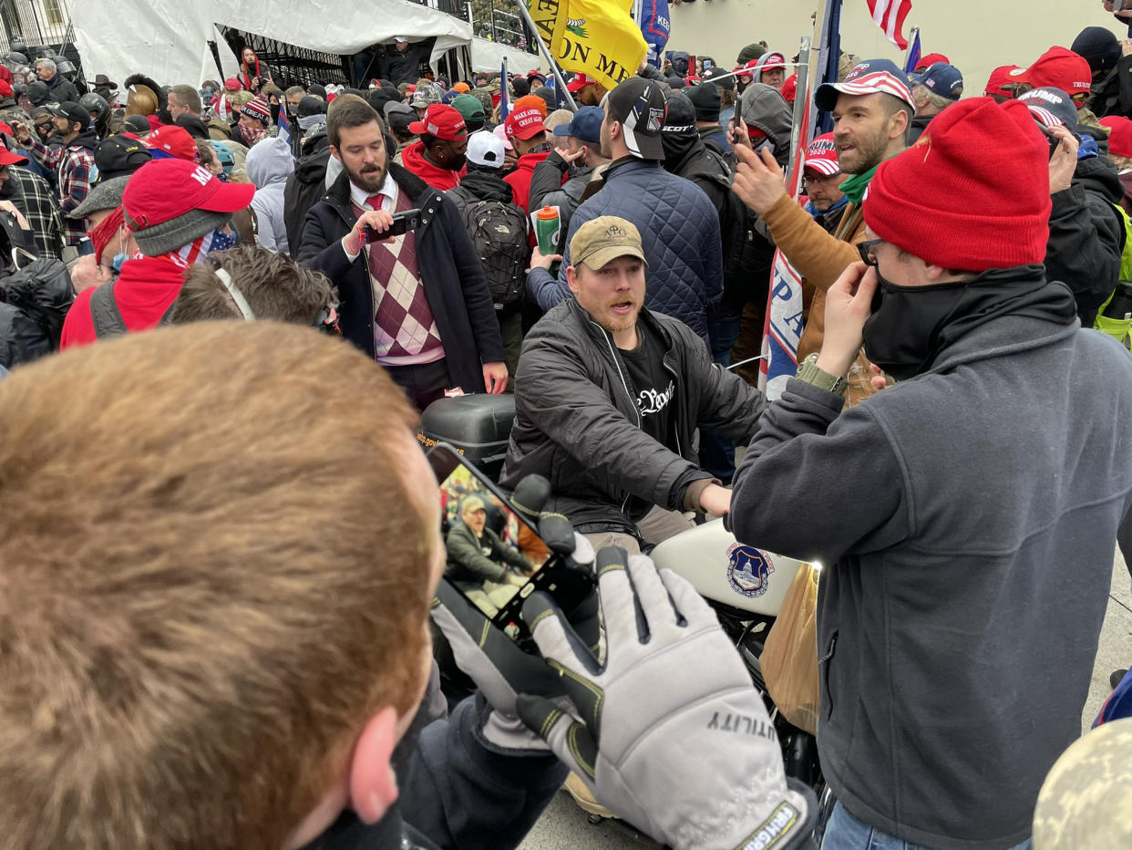 Una fotografía proporcionada por William Turton de Adam Newbold, exmiembro de los Navy SEAL, en una motocicleta de la policía cerca de las escaleras del Capitolio en Washington durante los disturbios del 6 de enero de 2021. (William Turton vía The New York Times)