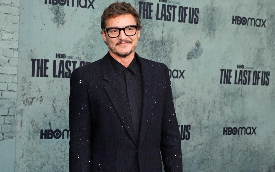 "The Last of Us"-Star Pedro Pascal (bei der Premiere in Los Angeles) lacht auf die Frage, wie es ihm wohl in einem Endzeitszenario ergehen würde: "Ich glaube, meine Familie würde mich verstoßen, weil ich zu anstrengend bin." (Bild: 2023 Getty Images/Frazer Harrison)