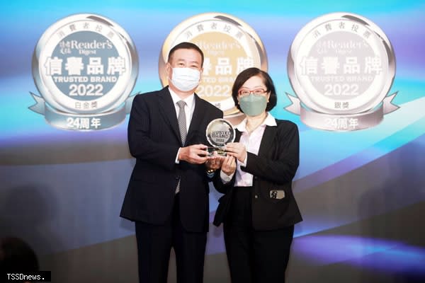 臺灣銀行榮獲第24屆讀者文摘信譽品牌銀行類金獎，該行吳副總經理慕瑛（右）代表出席領獎。