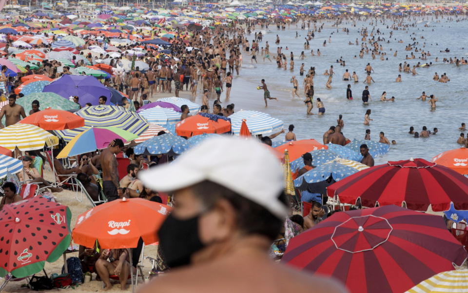 巴西嘉年華因新冠疫情取消，群眾轉而走向勒布朗海灘（Leblon Beach），享受晴朗的天氣。圖片來源：Reuters。