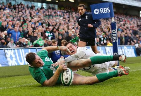 Ireland's Robbie Henshaw beats England's Alex Goode to the ball before he scores their first try. Ireland v England - RBS Six Nations Championship 2015 - Aviva Stadium, Dublin, Republic of Ireland - 1/3/15. Action Images via Reuters / Paul Childs Livepic