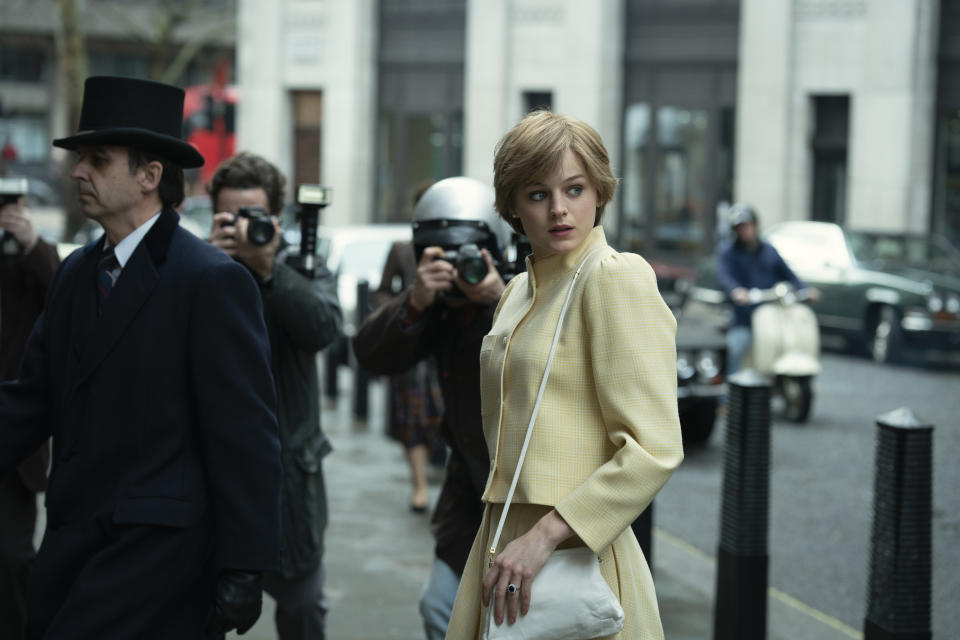 En esta imagen difundida por Netflix, Emma Corrin en una escena de "The Crown". La cuarta temporada de la serie se estrena el domingo 15 de noviembre del 2020. (Des Willie/Netflix via AP)