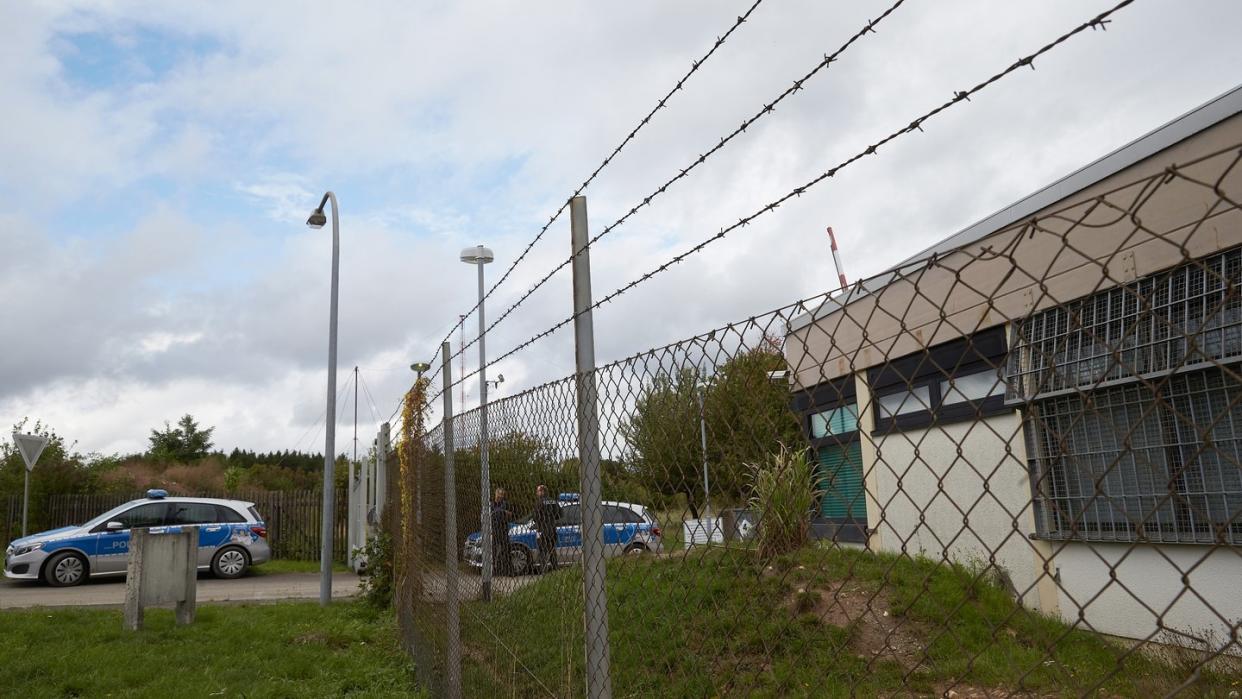 Polizisten sichern das Gelände eines ehemaligen Bundeswehr-Bunkers an der Mosel. Dort wurde ein Darknet-Zentrum betrieben.