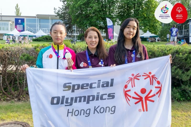 左起：衛綽妍、教練杜琰炎、萬婥嵐（相片來源：香港特殊奧運會）