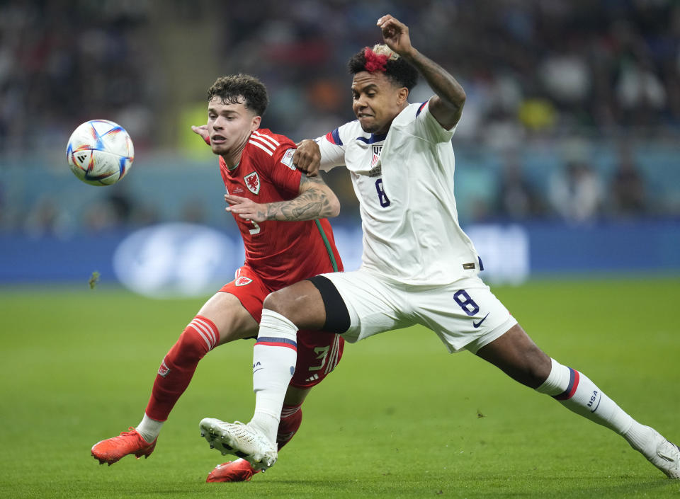 Neco Williams, de Gales (izquierda), pugna por un balón con Weston McKennie, de Estados Unidos, durante el juego del Grupo B del Mundial que enfrentó a ambos equipos en el estadio Ahmad Bin Ali, en Doha, Qatar, el 21 de noviembre de 2022. (AP Foto/Ashley Landis)