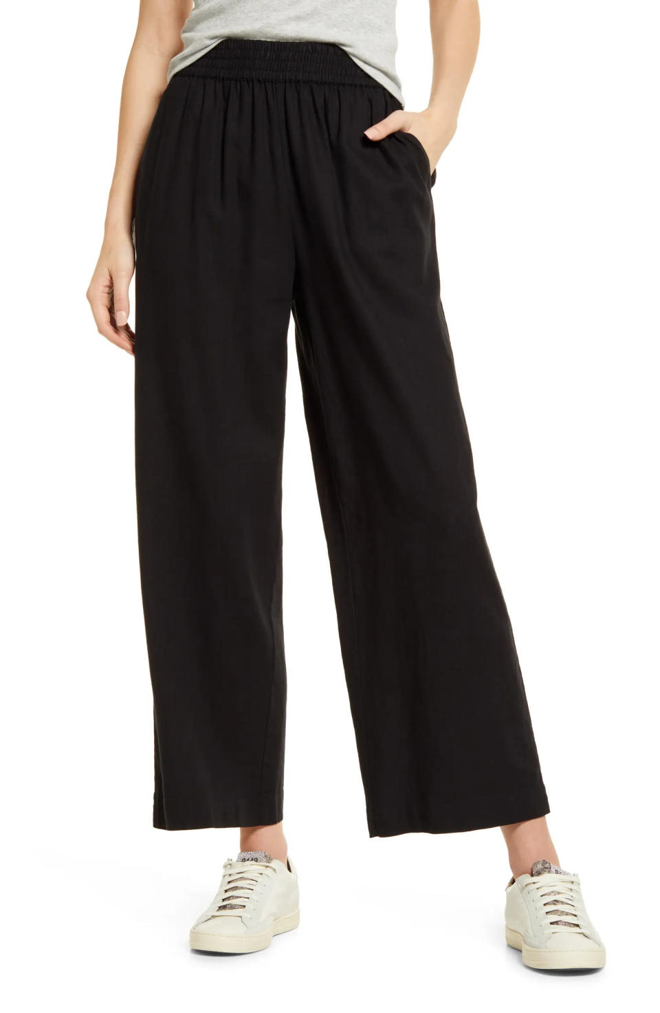 The wide-legged linen pants are giving 