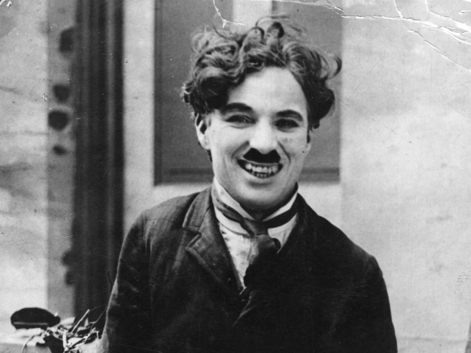 In den Folgejahren drehte Chaplin Dutzende Filme für unterschiedliche Produktionsgesellschaften (im Bild: Chaplin bei den Arbeiten zu "Easy Street", 1917) und entwickelte sich zu einem der größten Stars des jungen Mediums Film. Bald zog er auch das Interesse von Frauen auf sich ... (Bild: General Photographic Agency/Getty Images)