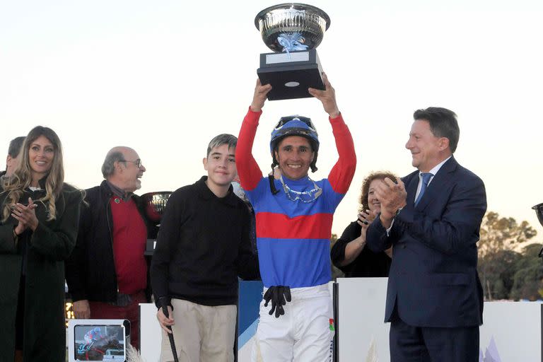 Esteban Torres, acompañado por su hijo, levanta su copa luego de ganar el Gran Premio República Argentina (G1), en Palermo