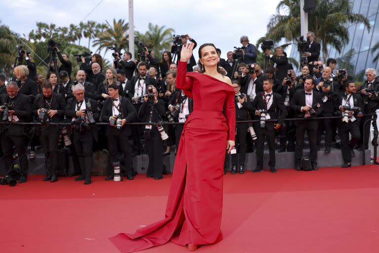 La actriz francesa se distinguió con vestido rojo de mangas largas y hombros descubiertos realizado especialmente para ella por Dior Haute Couture. El pelo lo llevó suelto con un estilo mojado