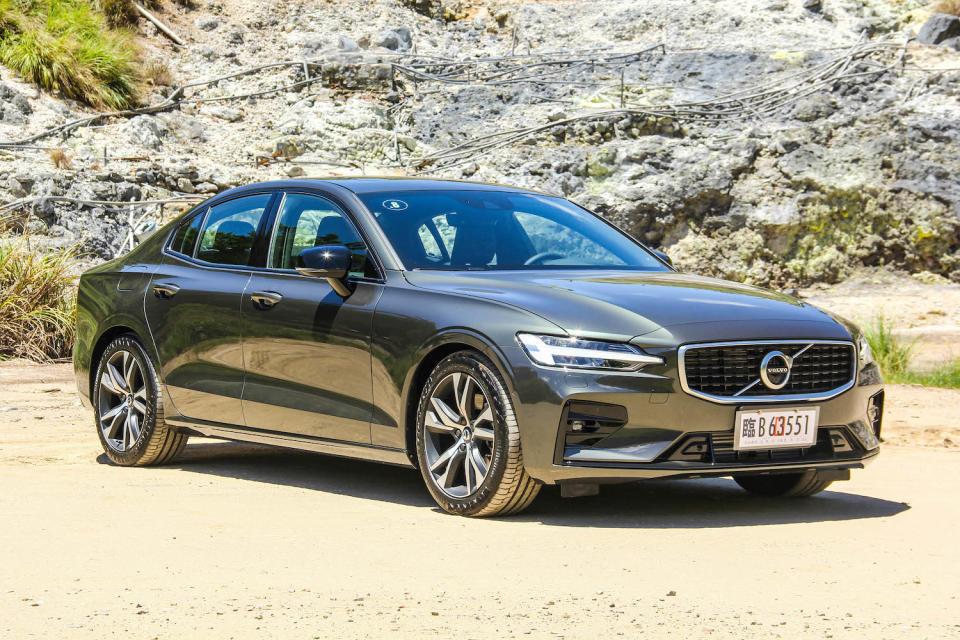 全新 Volvo S60 採三車型配置：T4 Momentum、T5 R-Design、T6 Twin Engine Inscription，售價分別為 185、220、271 萬元。