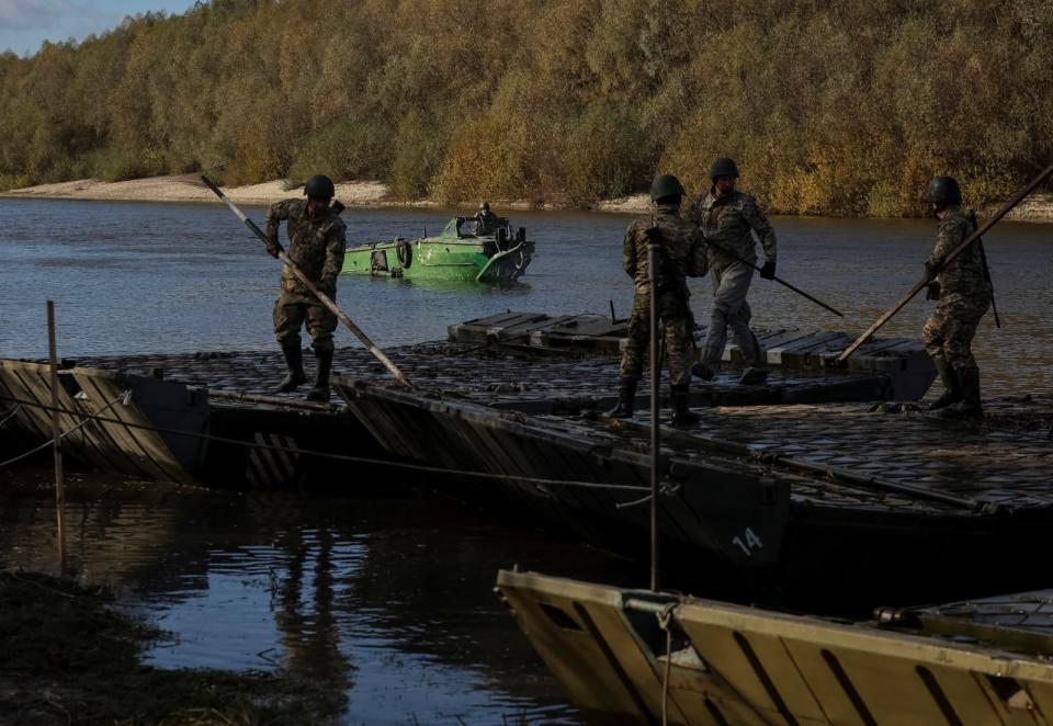 2023年11月2日，烏克蘭北部切爾尼戈夫州（Chernihiv），烏軍練習造浮橋。路透社