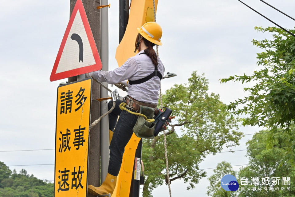 行政院長卓榮泰視察「台電公司桃園區處穩定供電作業」，為工作人加油打氣。