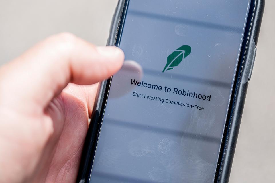 The Robinhood vestment app is see on a smartphone in this photo illustration on June 24, 2020 in Washington,DC. - After the suicide of one of his clients, convinced that he had lost hundreds of thousands of dollars, the online broker Robinhood came under heavy criticism. Popular with millennials, the platform is accused by its detractors of trivializing stock market transactions. (Photo by JIM WATSON / AFP) (Photo by JIM WATSON/AFP via Getty Images)