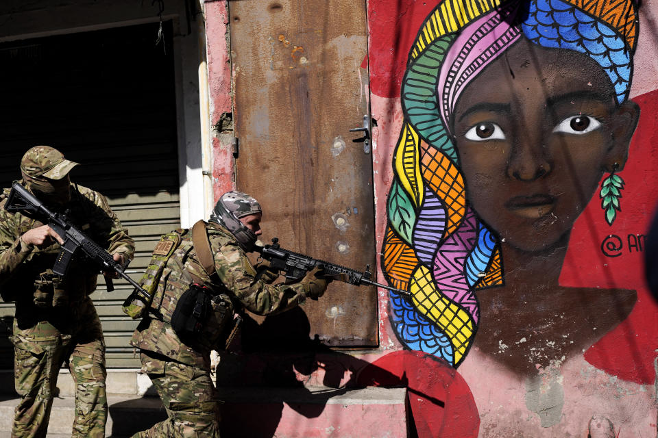 Police conduct an operation in the Complexo do Alemao favela in Rio de Janeiro, Brazil, Thursday, July 21, 2022. Multiple deaths were reported during the raid that was targeting a criminal group in Rio largest complex of favelas, or low-income communities, that stole vehicles, cargo and banks, as well as invaded nearby neighborhoods. (AP Photo/Silvia Izquierdo)