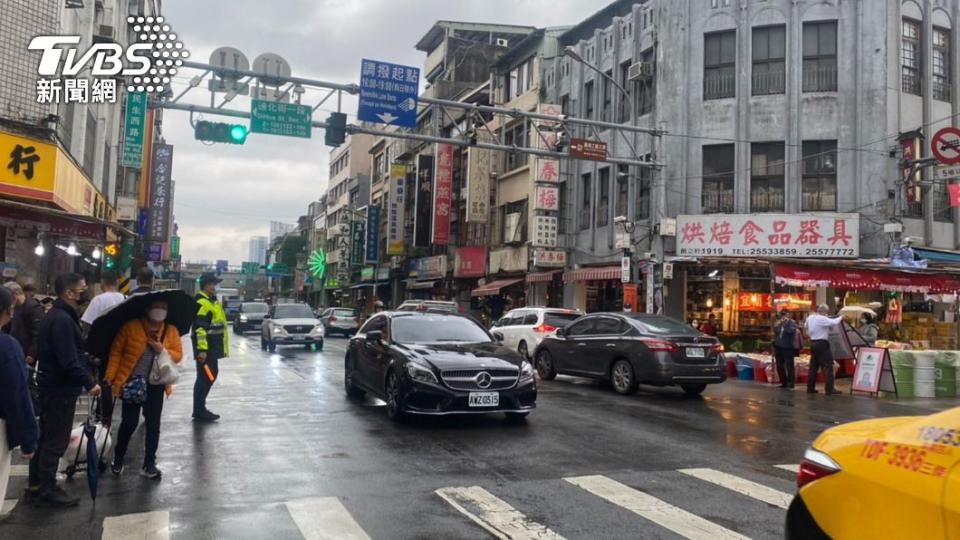 年貨大街活動今日開跑，周遭道路湧現人潮。（圖／TVBS）