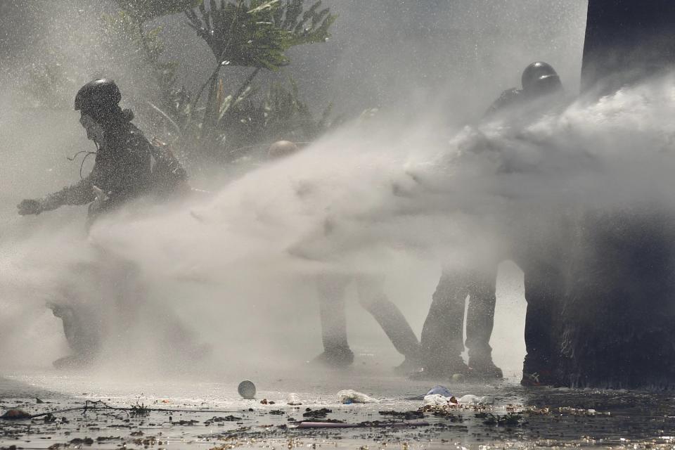 La policía arremete con las ballenas de agua tratando de dispersar a los manifestantes que protestan en contra del gobierno del presidente Nicolás Maduro este jueves 20 de marzo de 2014.REUTERS/Carlos Garcia Rawlins